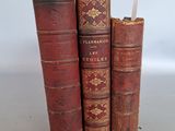 trois vieux livres sont empilés sur une table