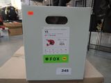 une boîte sur laquelle est posée une étiquette, posée elle-même sur une boîte en carton
