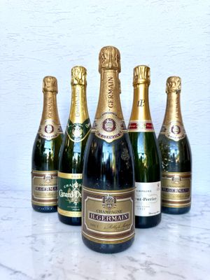 six bouteilles de champagne sont alignées sur une table