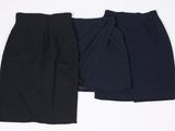 une paire de jupes noires et bleues posées sur une surface blanche