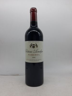 une bouteille de vin rouge posée sur une table