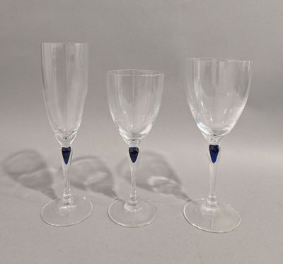 trois verres à vin vides posés sur une surface blanche