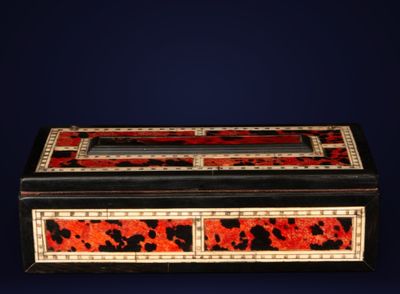 une image représentant une boîte rouge et noire sur fond bleu