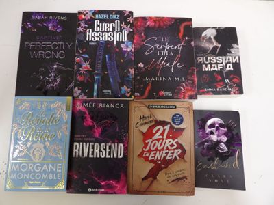 plusieurs livres posés sur une table recouverte d'une nappe blanche