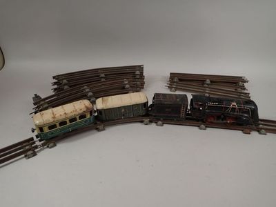 beaucoup de petits trains qui circulent sur les rails