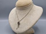 gros plan d'un mannequin portant un collier