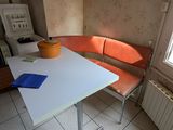 une table sur laquelle est posé un bol, dans une pièce