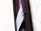 un livre posé sur un lit, avec une étiquette dessus