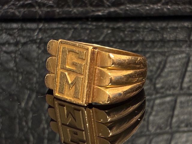 Chevalière « GM » en or 18 carats 750 millièmes. En règle. Poids ...