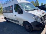 une camionnette blanche garée dans un parking