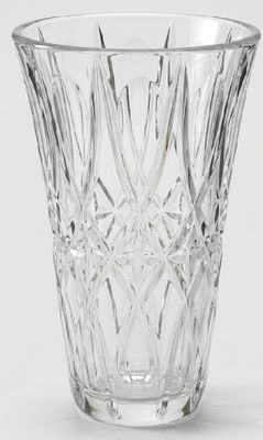 Le vase en verre est vide et prêt à être rempli d'eau.