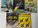 cinq livres posés sur une table blanche, sur fond blanc