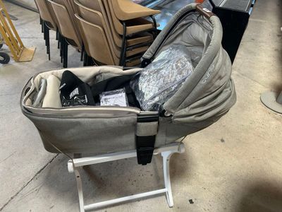 une poussette posée par terre