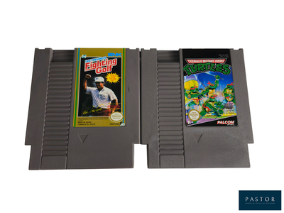 deux cartouches de jeux Nintendo posées côte à côte sur une surface blanche