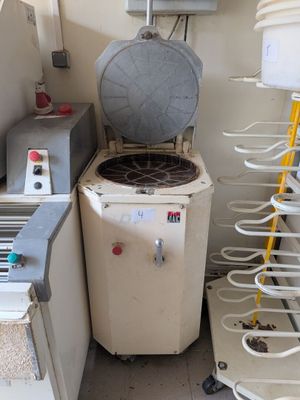 une photo d'une cuisine avec une machine à laver et d'autres appareils électroménagers
