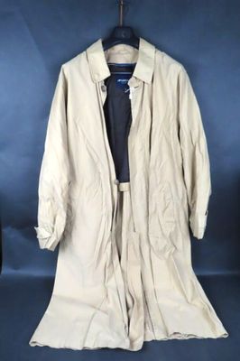 un manteau suspendu à un cintre accroché au mur