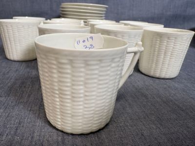 many cups that are lined up on the table