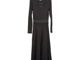 une robe noire à manches longues et à plis, suspendue à un cintre