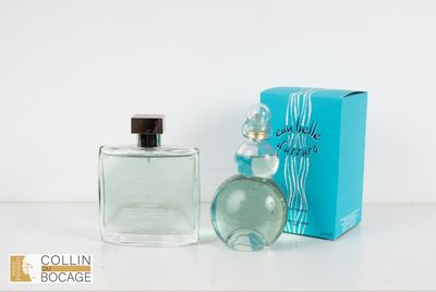 Le flacon d'eau de Cologne se trouve à côté de la boîte, sur la table.
