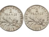 une vieille pièce de monnaie sur laquelle figure un oiseau, posée sur une surface blanche