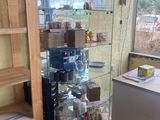 une vitrine située dans un coin d'un magasin et remplie d'articles
