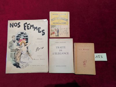 Trois livres sont posés sur une table recouverte d'un tissu rouge.
