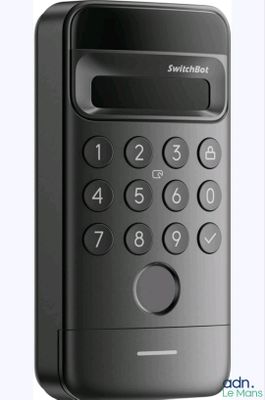 un gros plan d'un téléphone portable surmonté d'un clavier