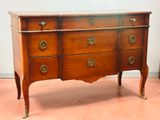 une commode en bois munie de poignées en laiton