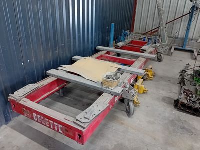 de nombreuses pièces de bois empilées sur une charrette dans un entrepôt