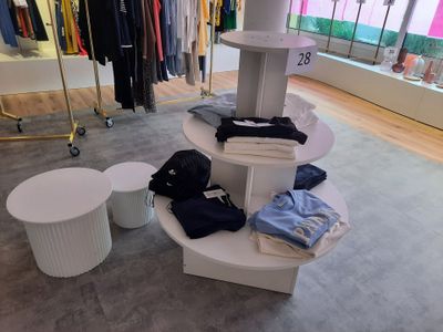 une photo d'un magasin de vêtements avec des vêtements exposés