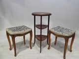 deux tabourets et une table dans une pièce aux murs blancs