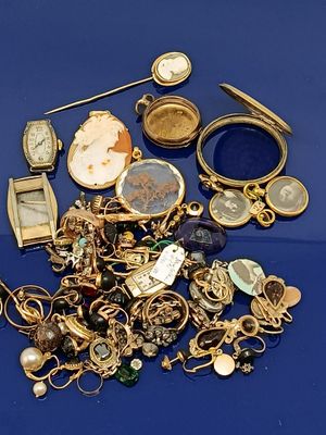un tas de bijoux en or posé sur un fond bleu