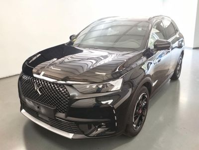 l'avant d'un SUV noir garé à l'intérieur d'un bâtiment