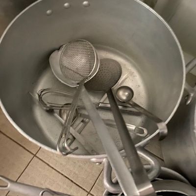 de nombreux ustensiles de cuisine dans une casserole en métal