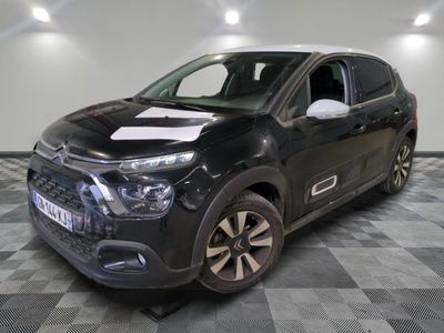la citrole noire est garée sur un carrelage en damier