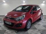 la voiture rouge est garée sur un sol en damier dans le garage
