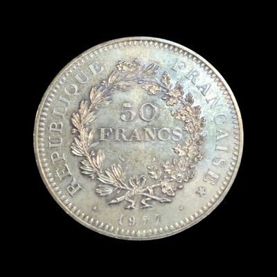 une vieille pièce d'argent ornée d'une couronne sur le recto