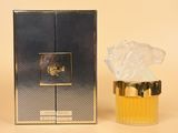 gros plan d'un flacon de parfum à côté d'une boîte