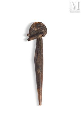 un petit objet en bois surmonté d'un oiseau