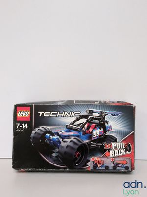 La boîte d'une petite voiture est posée sur la table.