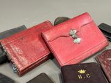 de nombreux modèles différents de portefeuilles en cuir posés sur une table