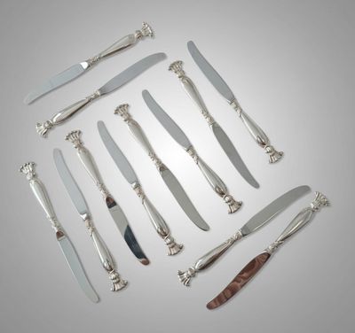 beaucoup d'argenterie sur une table avec un couteau et une fourchette