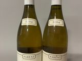 deux bouteilles de vin blanc posées l'une à côté de l'autre sur une table