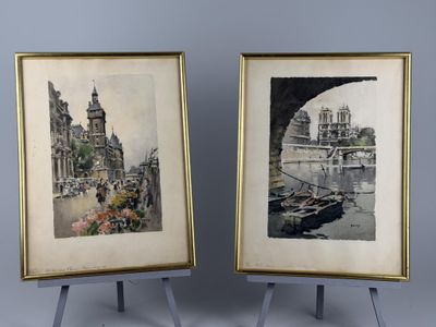 deux photos encadrées représentant des bateaux, exposées devant un immeuble