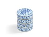 trois boîtes en porcelaine bleue et blanche empilées les unes sur les autres