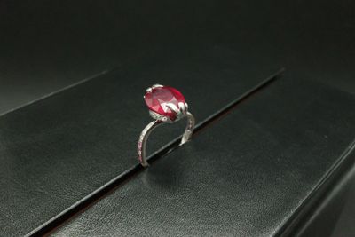 Bague en or blanc 750°/°°, poinçon tête d'aigle serti d'un r…