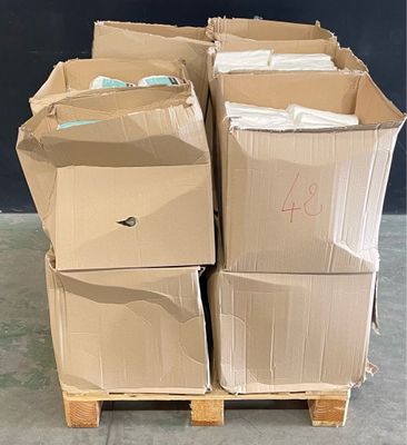 de nombreux cartons empilés sur une palette dans un entrepôt