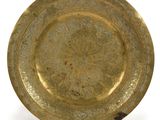 une image représentant une assiette en or ornée d'un motif circulaire