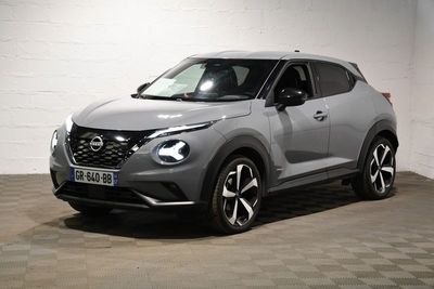 Le SUV Nissan Juke est garé dans un garage