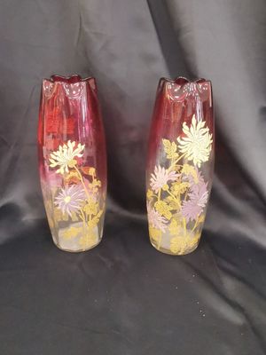 deux vases ornés de fleurs sur fond noir